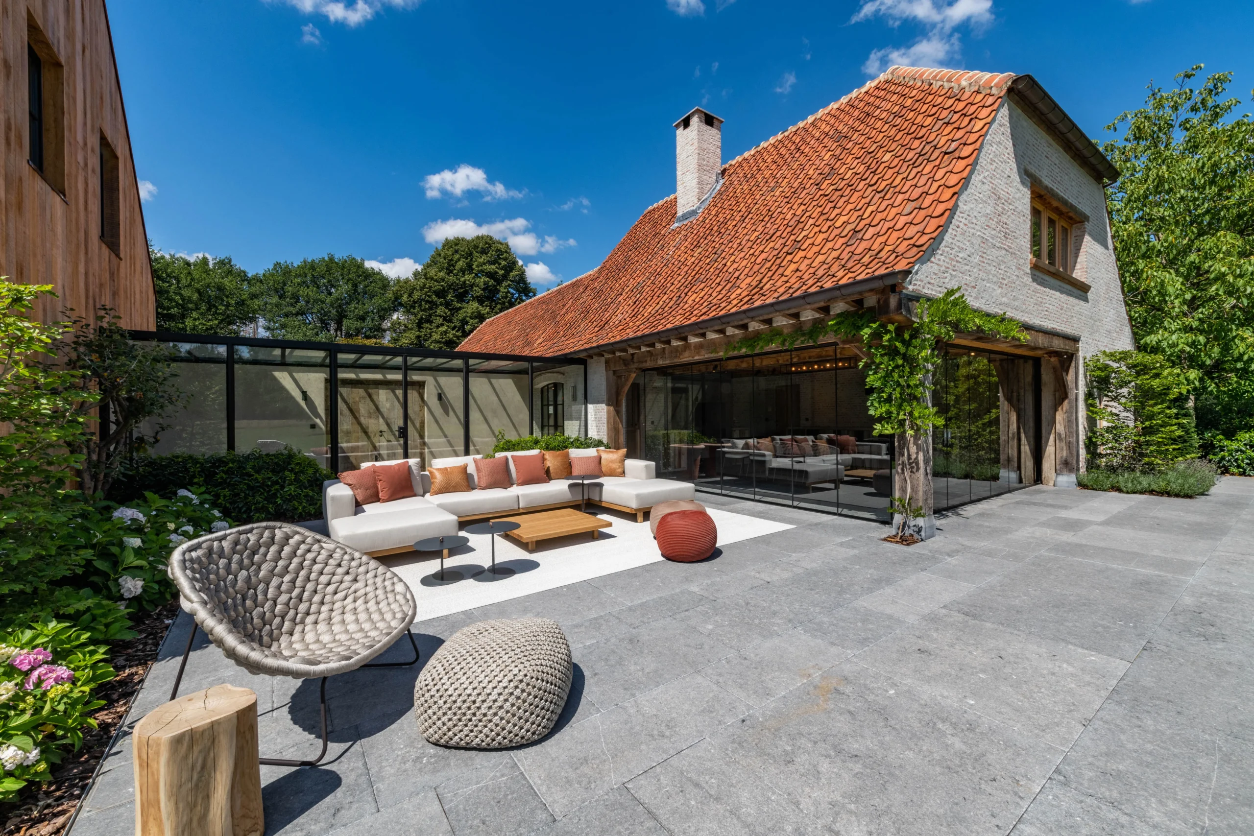 modern terras bij landelijke woning