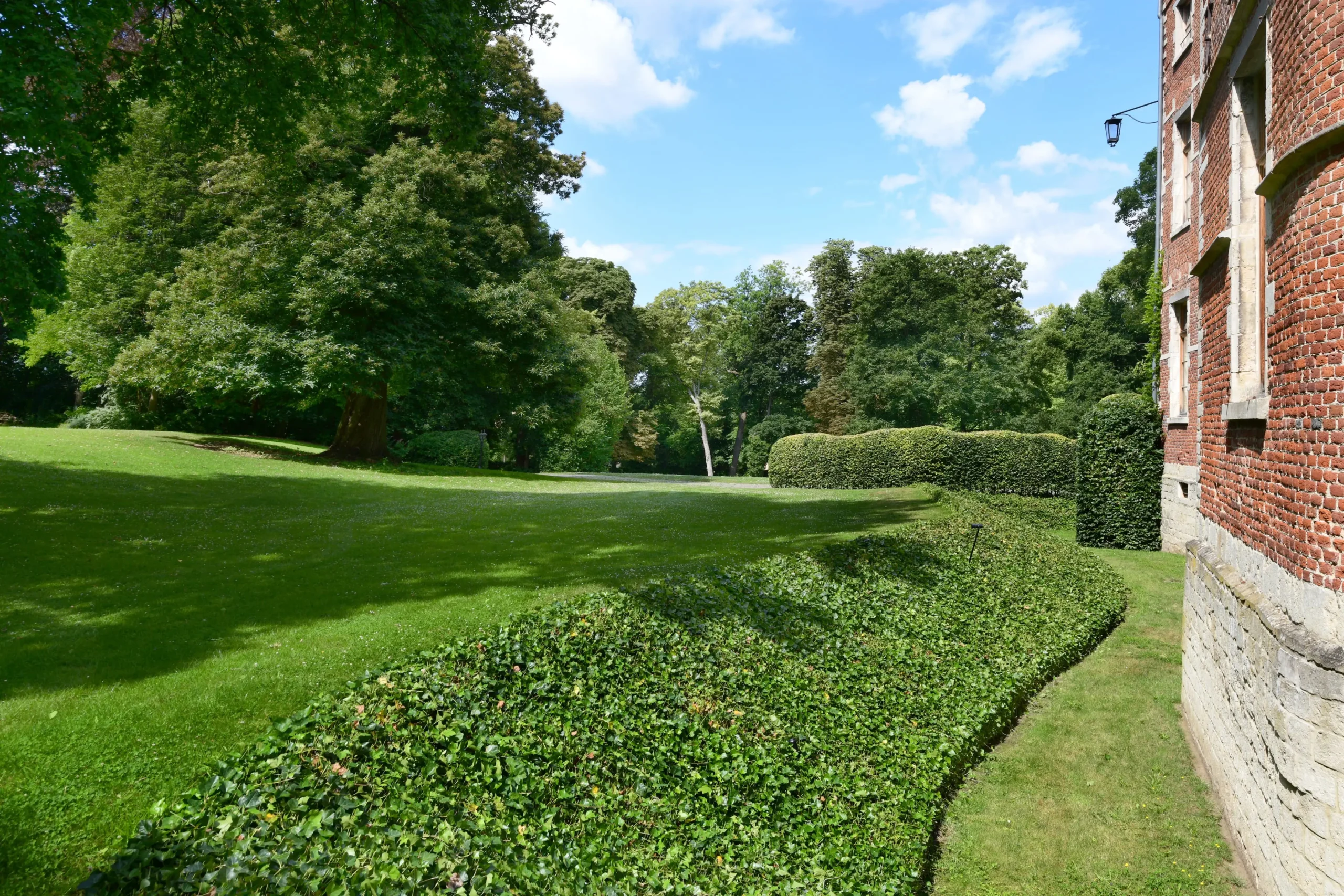 kasteel met strakke tuin