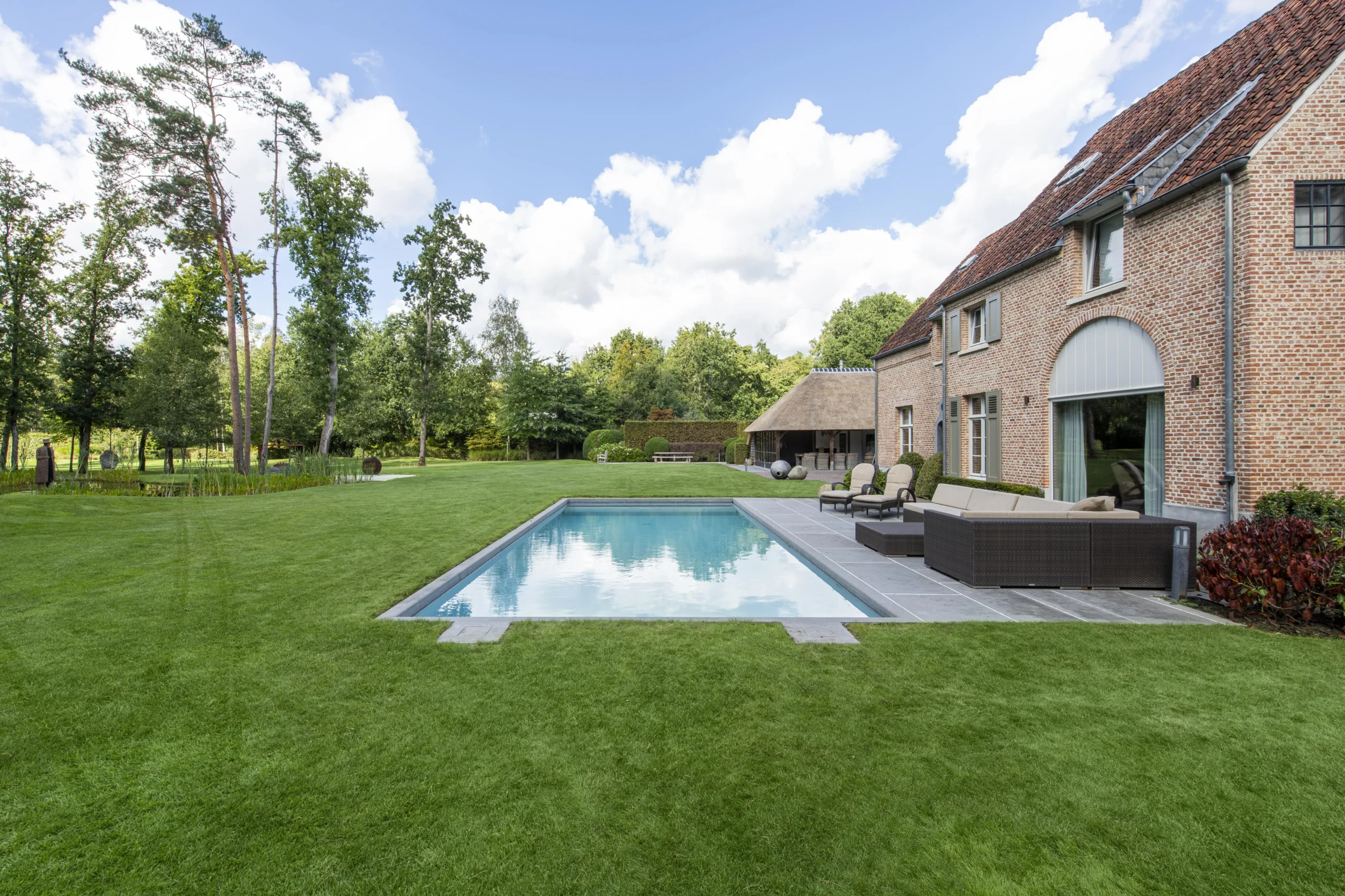 zwembad met terras aan landelijke villa