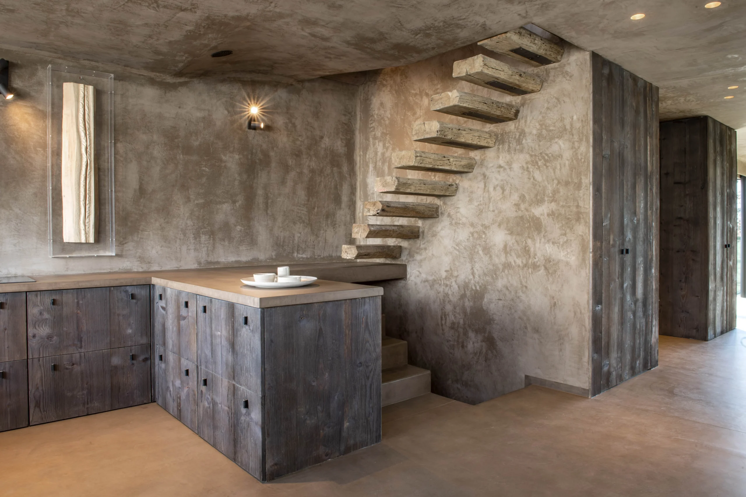 Houten trap in interieur met industriële uitstraling.