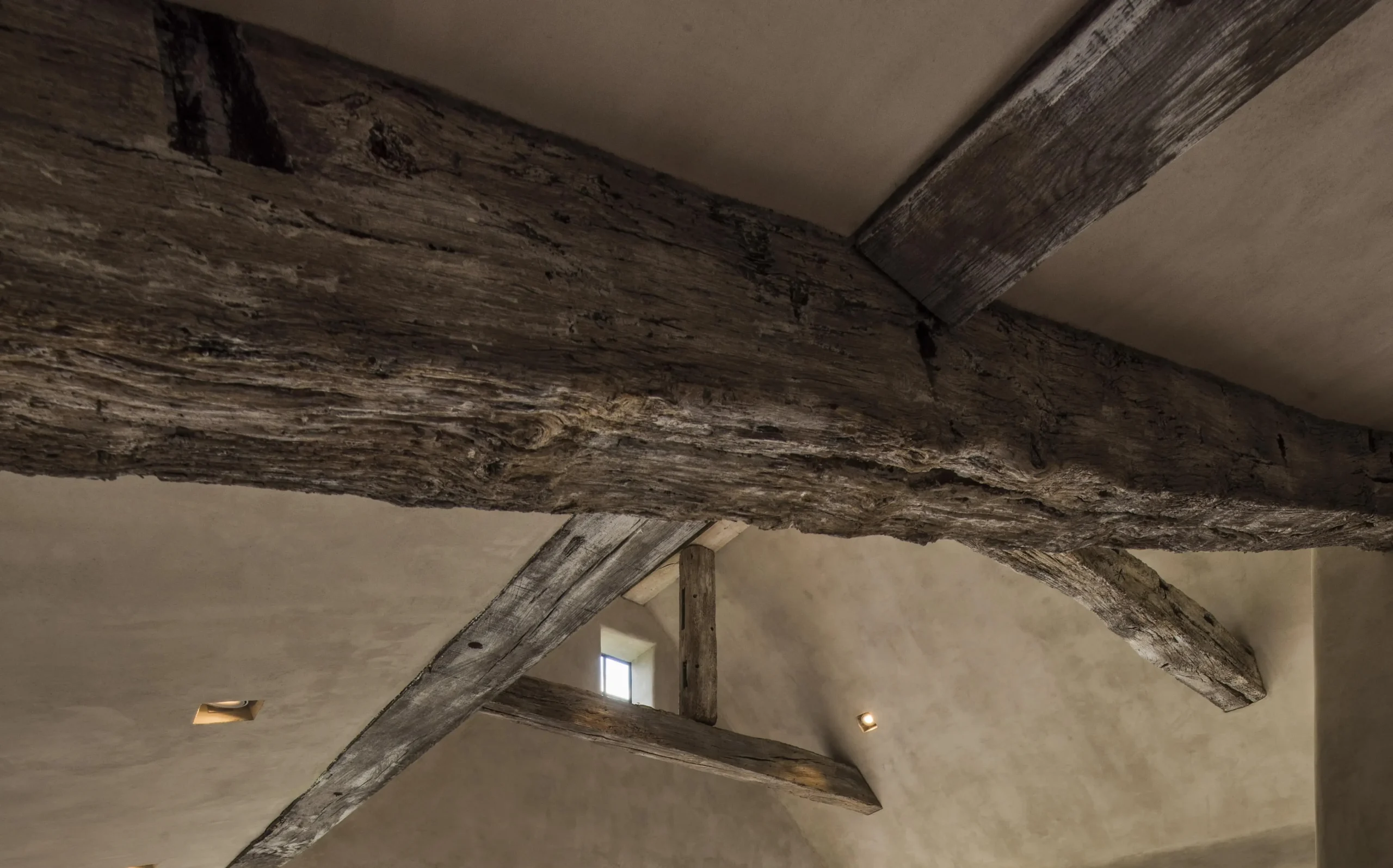 Detail van houten dakconstructie in landelijke woning.