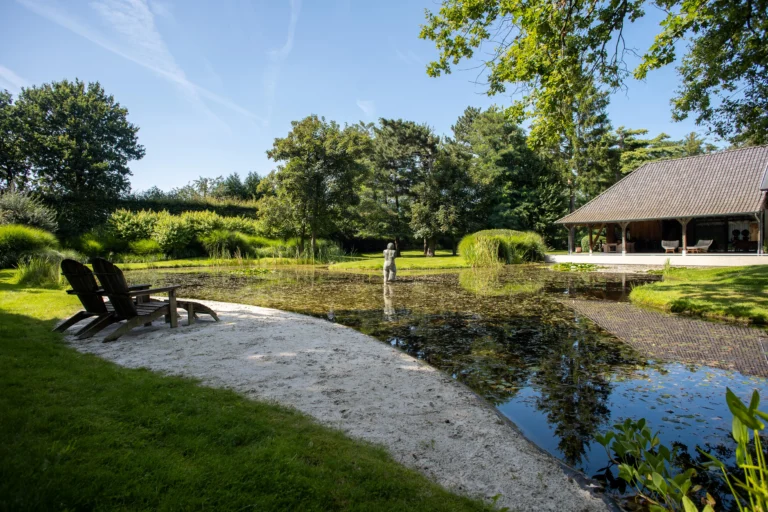 vijver met klein strandje
