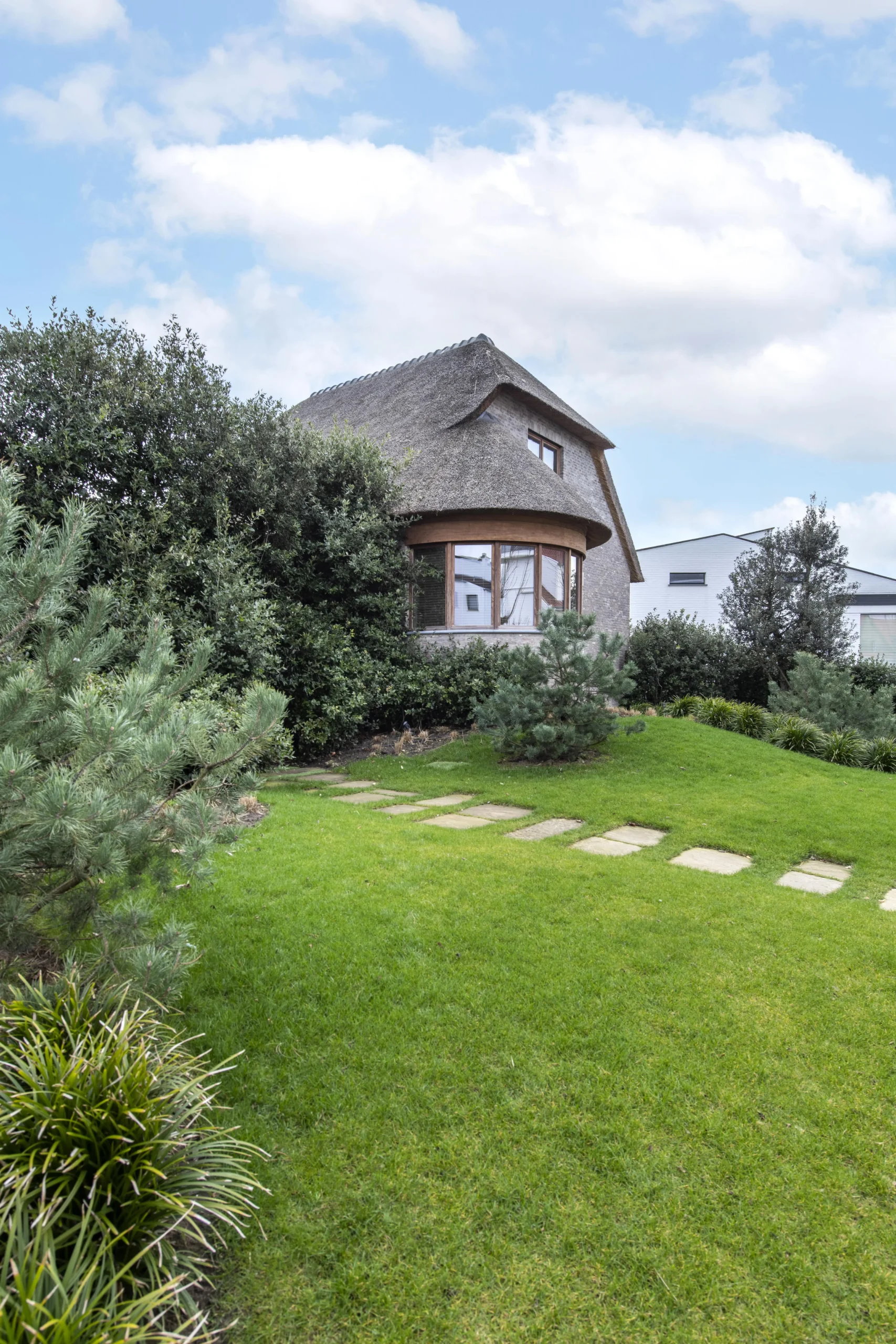 Woning met tuin en stapstenen