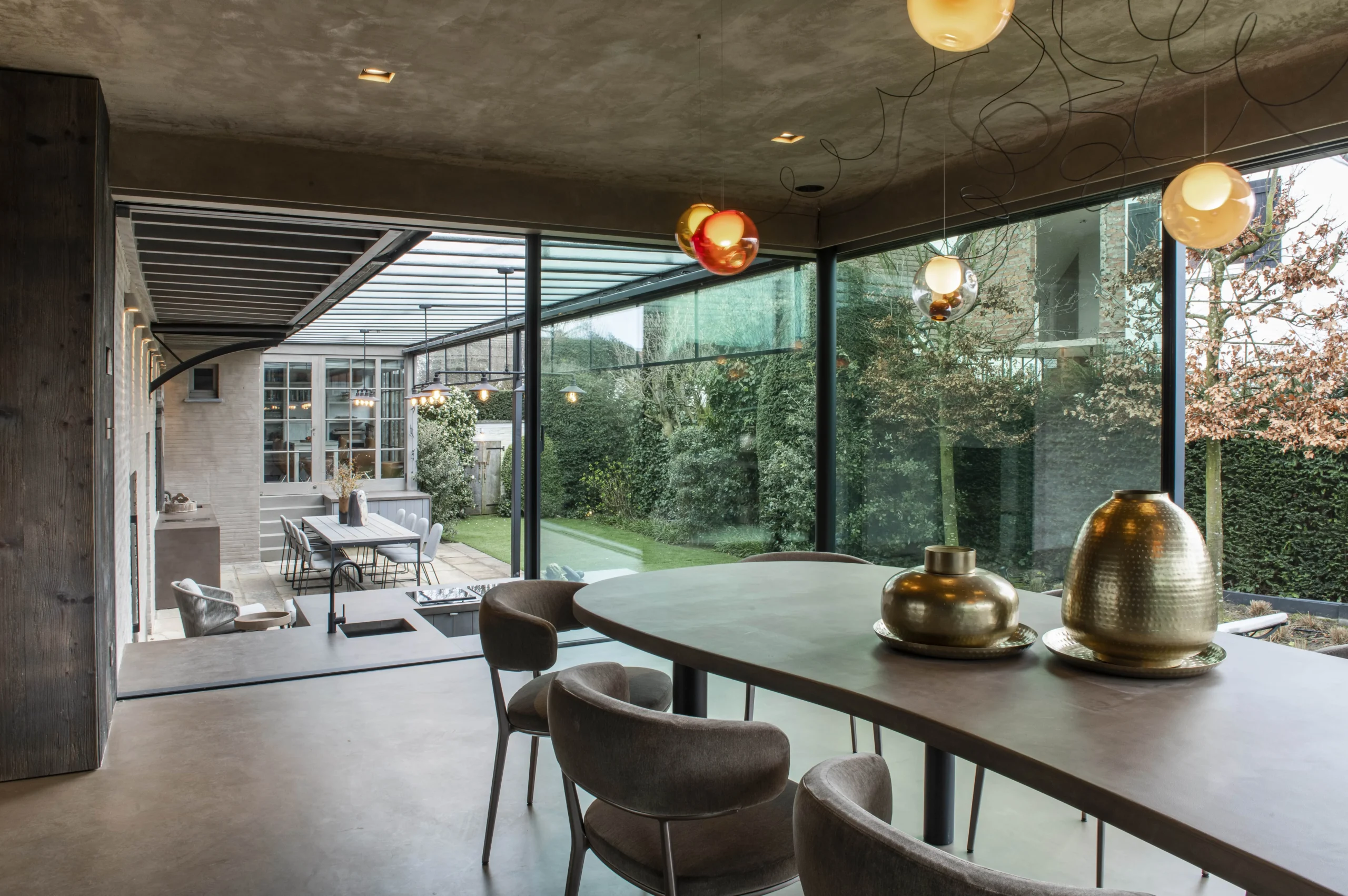 Glazen veranda met eettafel