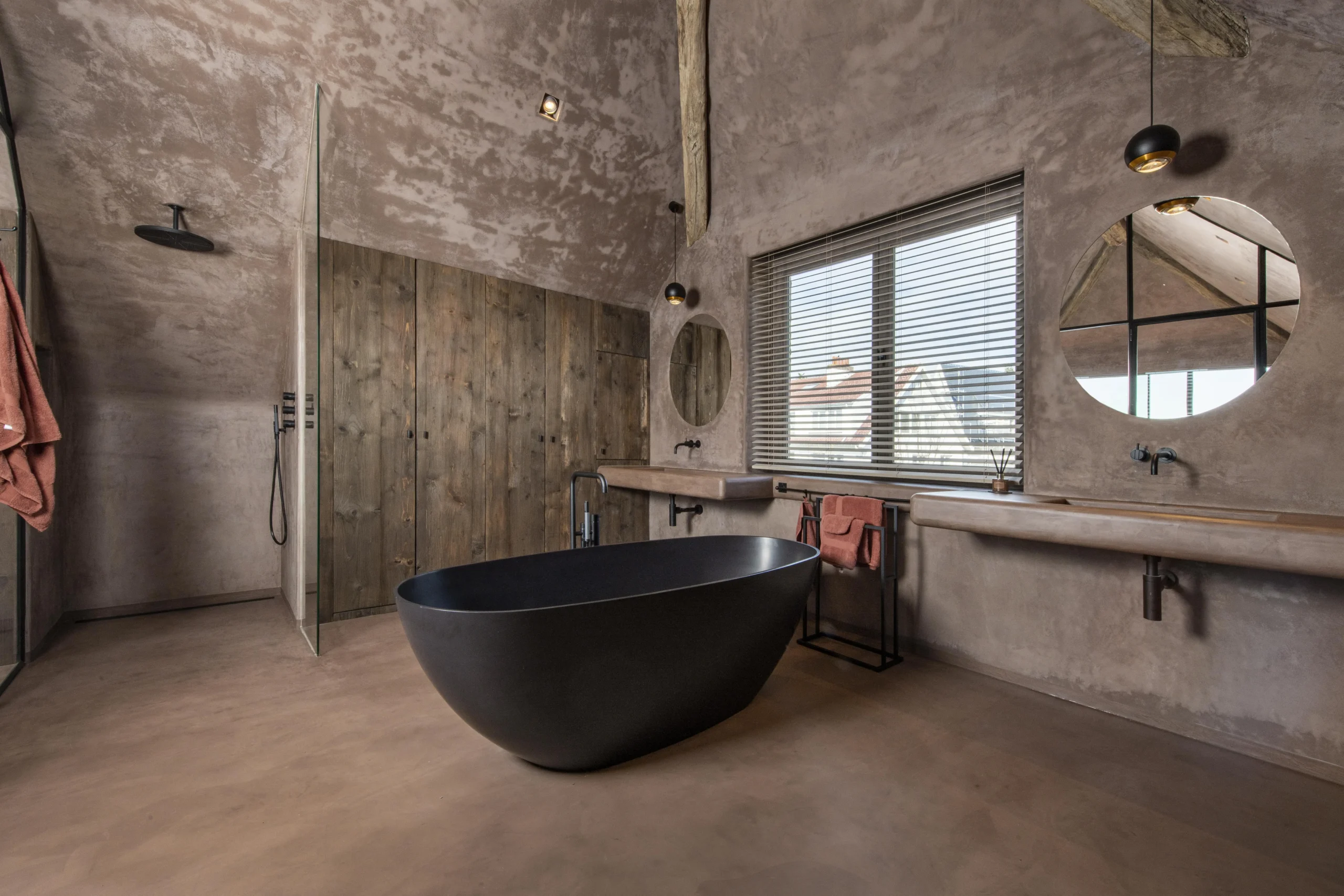 Luxueuze badkamer met natuurlijke tinten