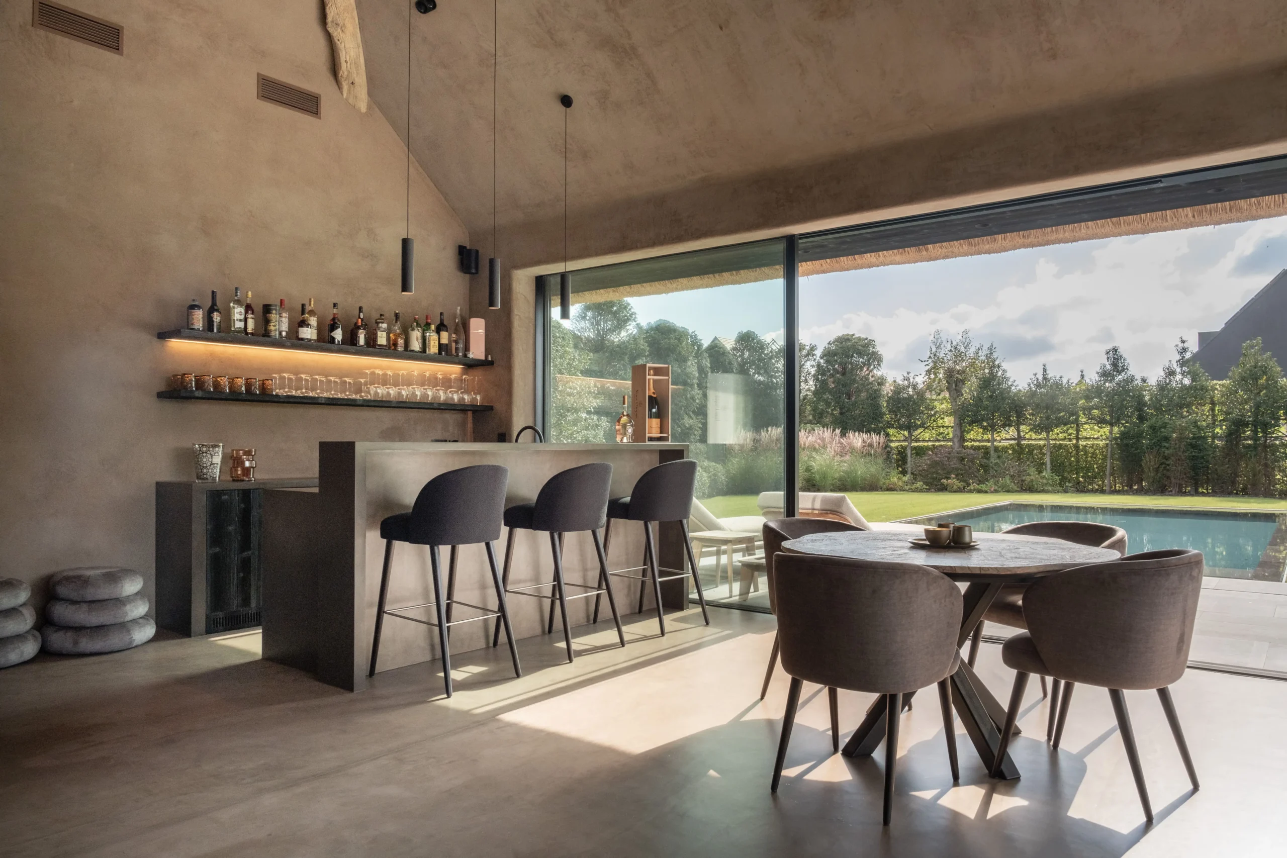 Moderne bar en eetruimte met zicht op het landschap.