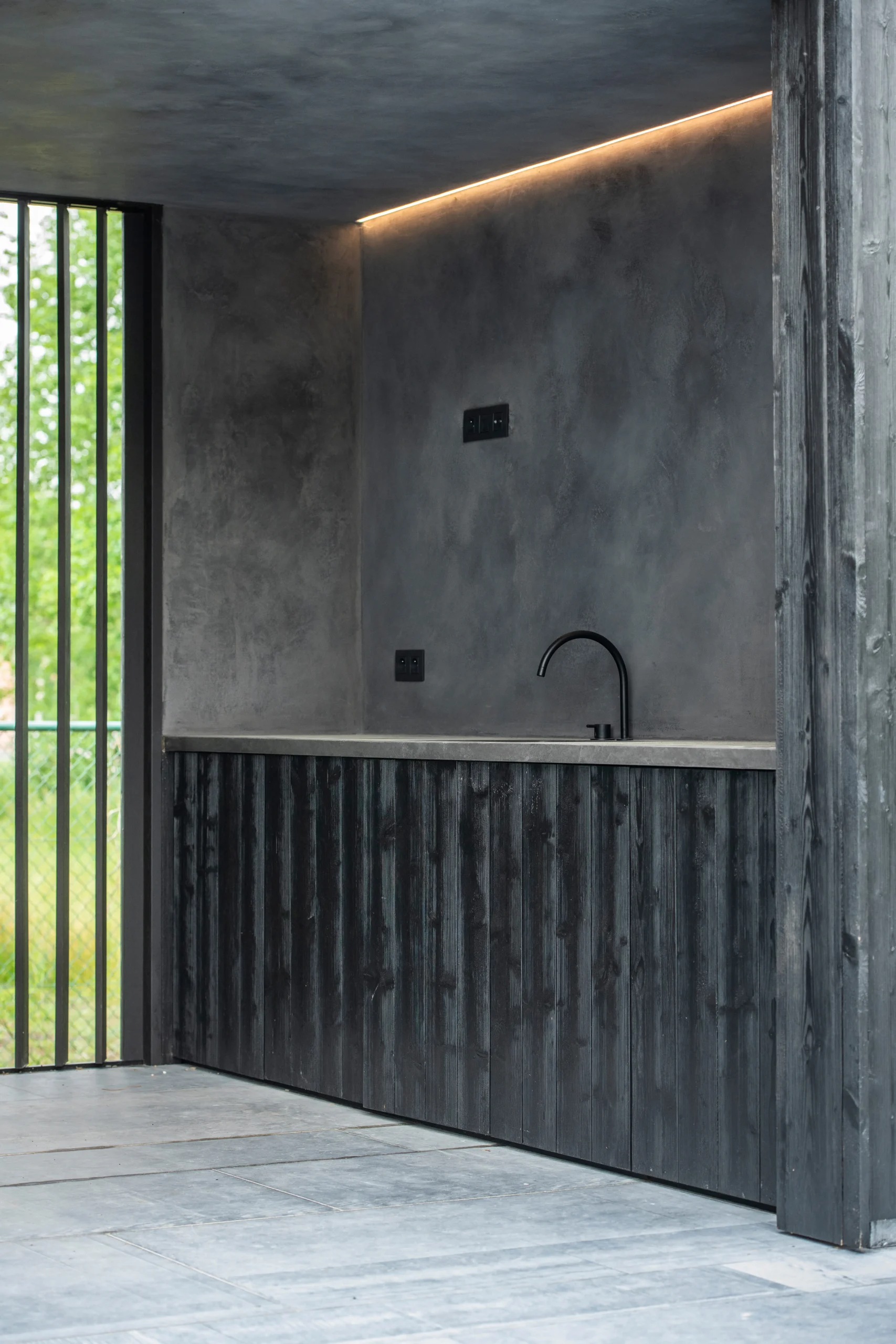 Poolhouse in modern design met zicht op zwembad en tuin.