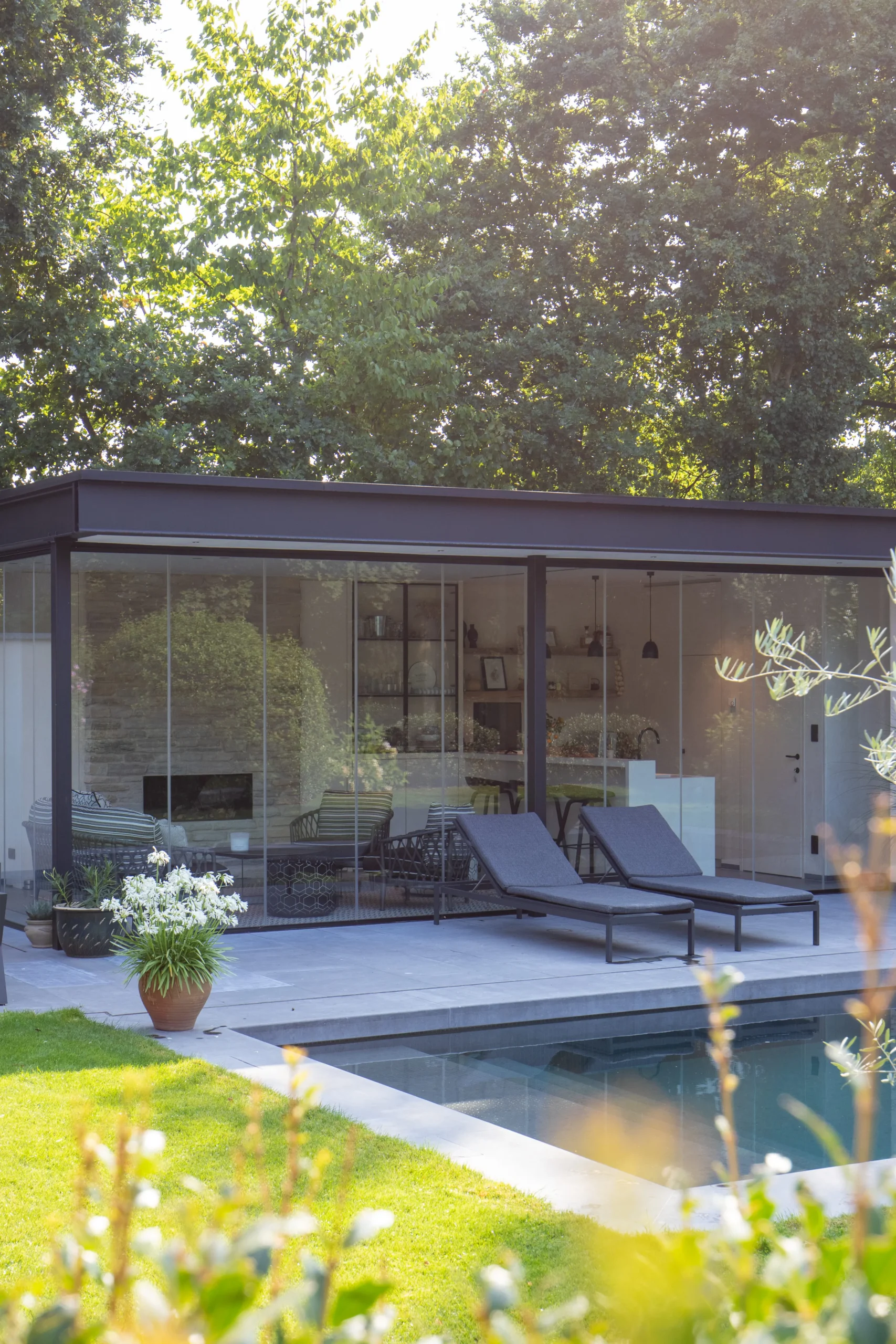 Tijdloos poolhouse met moderne en landelijke toetsen en zwembad.