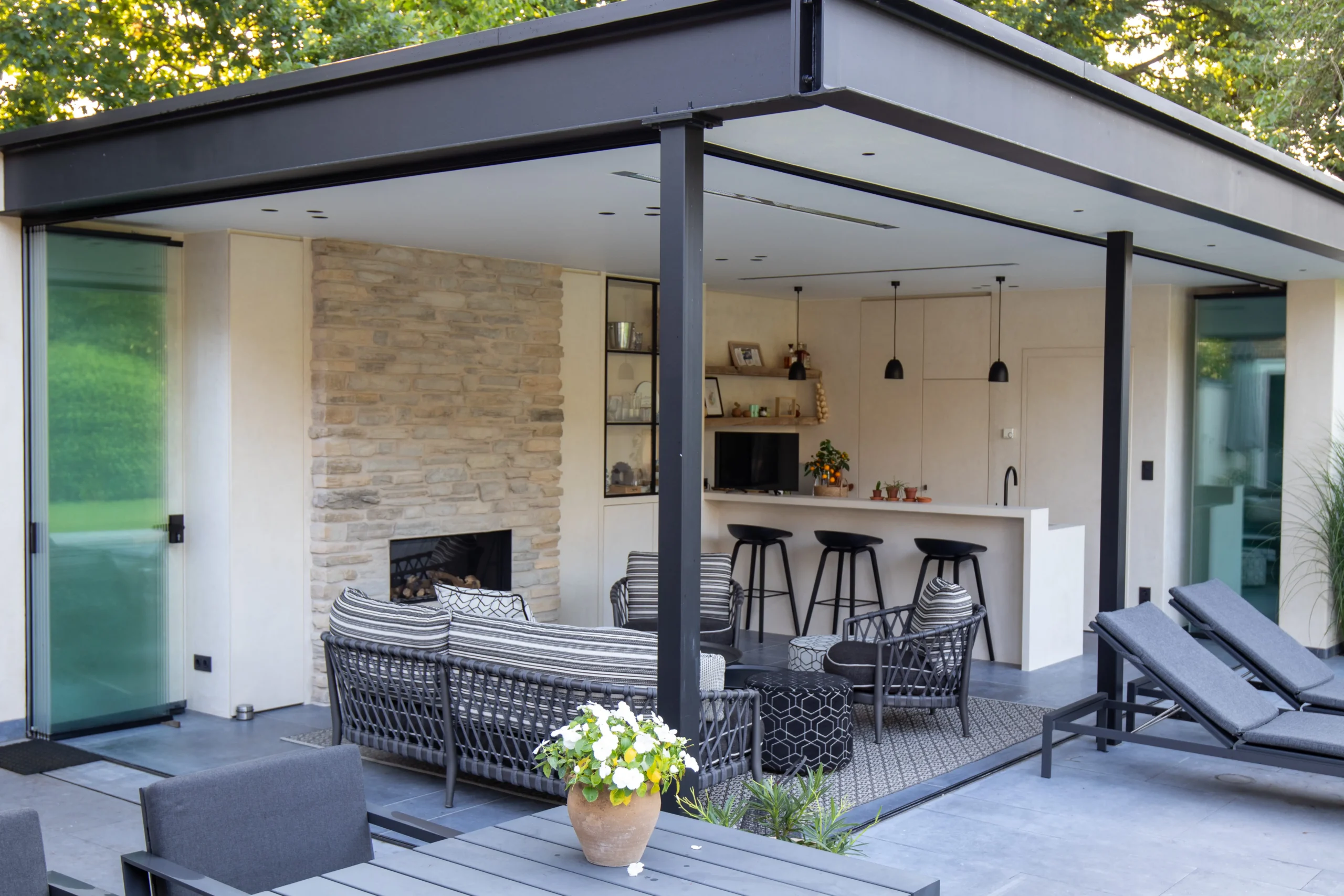 Tijdloos poolhouse met moderne en landelijke toetsen.