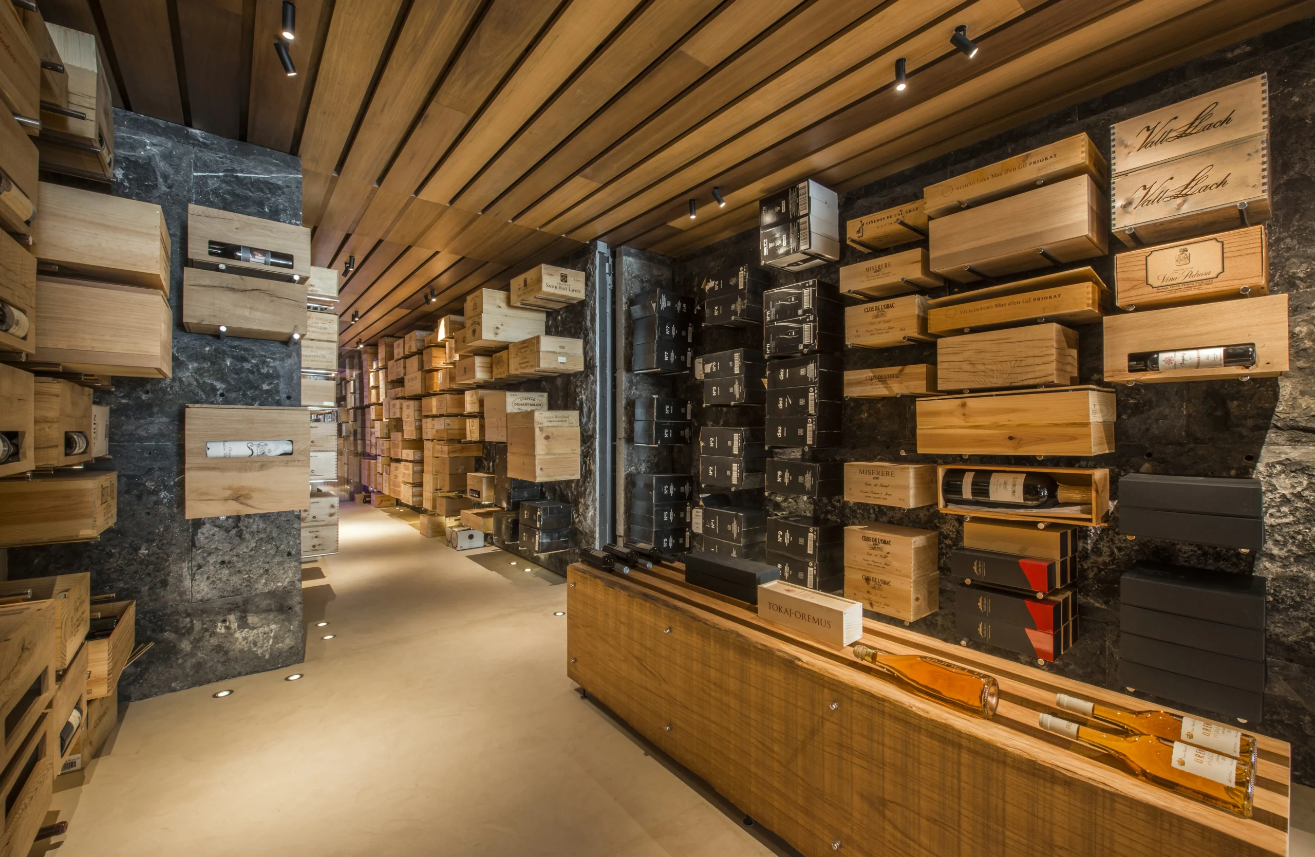 Luxe wijnkamer met hout en natuursteen.