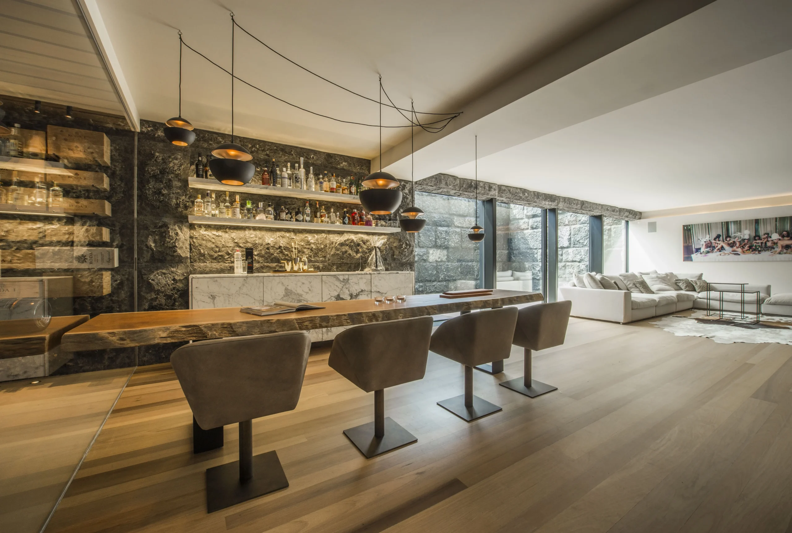 Interieur met houten details en elegante eetruimte.