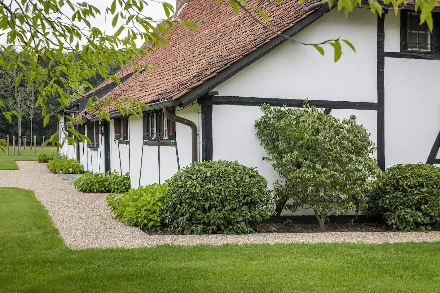 Hoevetuin met tuin en klassieke gebouwen in harmonie.
