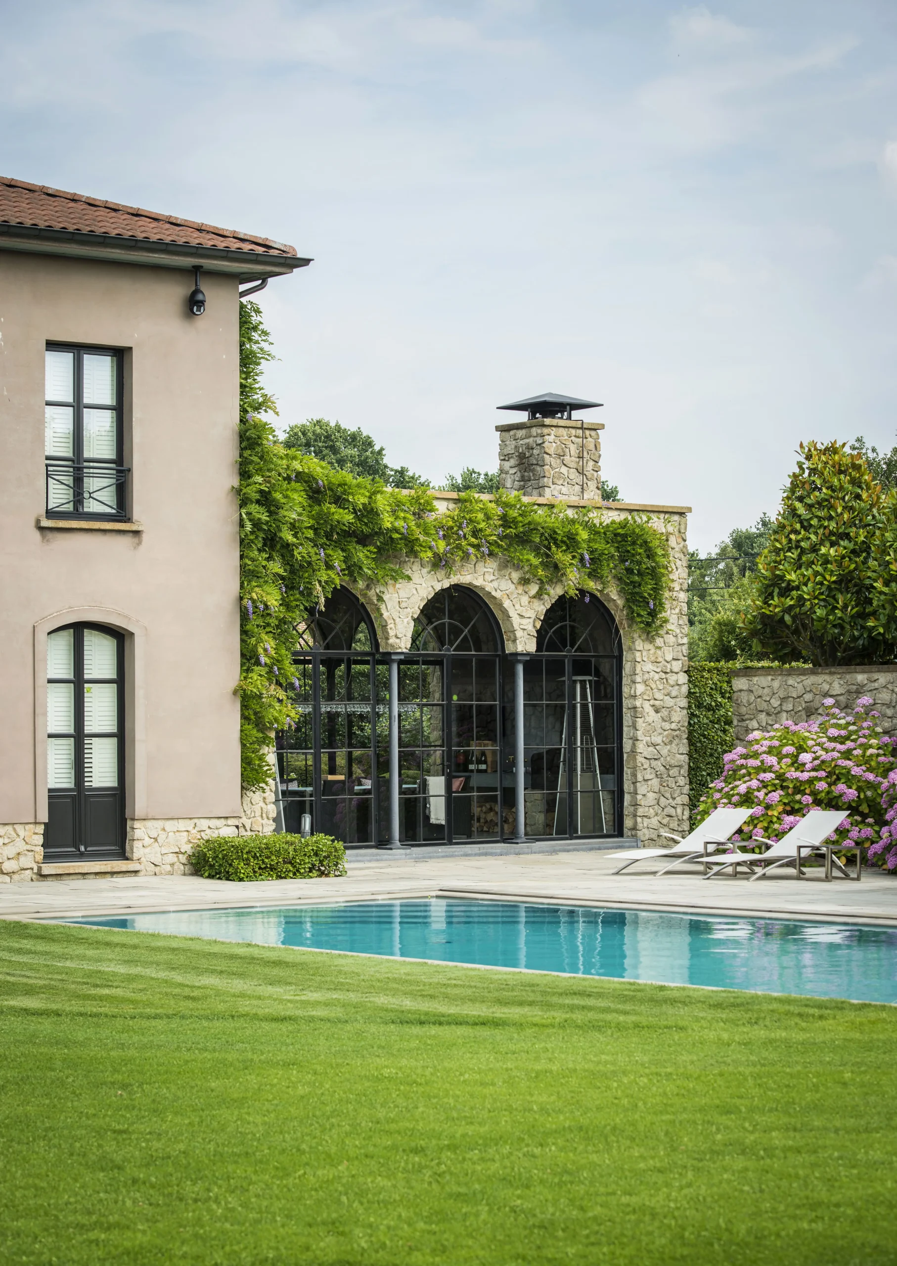 Villa met zwembad en zuiderse architectuur.